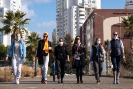 Gönüllüler Mavişehir'de plastik topladı...