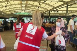 Türk Kızılay Karşıyaka, semt pazarlarında hijyen seti dağıttı