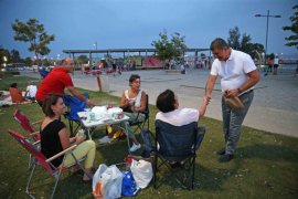 Tugay ve Gökçe sahilde kese kağıdı dağıttılar