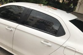 Girne Caddesi'nde bir binaya yıldırım düştü