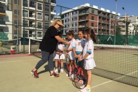 Bostanlıspor’un minik tenisçilerinin ilk madalya heyecanı