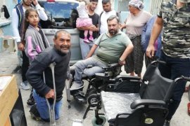 Söz verdiği akülü sandalyeyi hediye etti