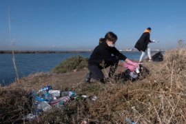 Gönüllüler Mavişehir'de plastik topladı...