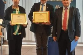 Nail Çetin, ATYG’nun ödülünü Almanya’da aldı