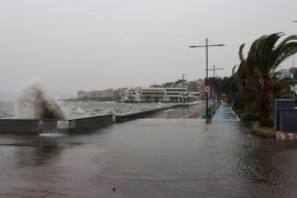 Karşıyaka'da deniz taştı, tramvay yolu sular altında kaldı