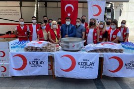 Türk Kızılay Karşıyaka Şubesi, Çarşı'da aşure dağıttı, kan topladı
