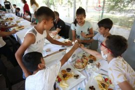 Başkan Tugay, Roman çocuklarıyla kahvaltı etti