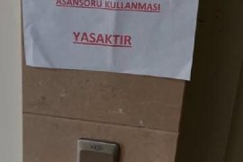 Asansörü kullanmaları yasaklanan paket servisçiler öfkeli...