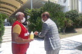 Kızılay Karşıyaka, Cuma namazı öncesi maske, el dezenfektanı ve kolonya dağıttı