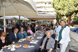 TYSD’li yardımseverler, öğrencilere Cumhuriyet Bayramı hediyesi için toplandılar