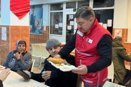 Türk Kızılay Karşıyaka Şubesi iftar programına büyük ilgi