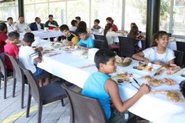Başkan Tugay, Roman çocuklarıyla kahvaltı etti