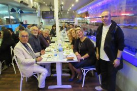 Karşıyaka Sanat Derneği TSM Korosuna Çiğ Köfteli moral gecesi…