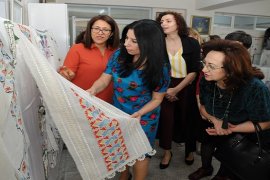 Karşıyaka Halk Eğitim'in Nakış ve Mefruşat sergisi açıldı