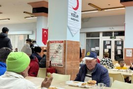 Türk Kızılay Karşıyaka Şubesi iftar programına büyük ilgi