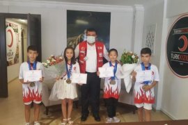 İzmir Büyükşehir'in Karşıyakalı şampiyonları Kaymakamı ziyaret etti