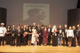 Atatürk’ün Adımlarıyla Karşıyaka oyunu ayakta alkışlandı