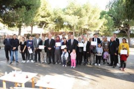 Karşıyaka'da okuma yazma öğrenen Romanlara sertifika