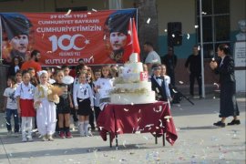 Çandarlı Cumhuriyet İlkokulu öğrencilerinden 100.yılda 100 ağaç