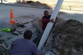 İZSU Karşıyaka İskele önü kanal ve mazgalları tamir ediyor