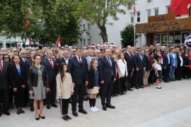 Başkan Tugay makamını çocuklarla paylaştı