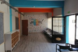 Depremde kaybettiği eşi ve oğlu anısına anlamlı sınıflar yaptırdı