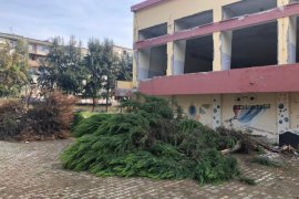 Karşıyaka Lisesi yıkılıyor