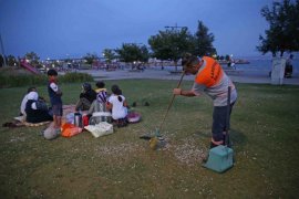 Tugay ve Gökçe sahilde kese kağıdı dağıttılar