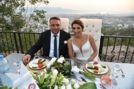 Karşıyakalı ünlü otelci görkemli düğünle evliler kervanına katıldı