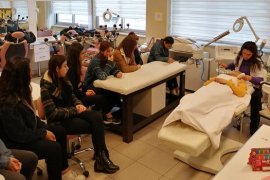 Karşıyaka'da meslek liseleri öğrencilerini ailelerle buluşturuyorlar...