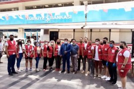 Türk Kızılay Karşıyaka Şubesi, Çarşı'da aşure dağıttı, kan topladı