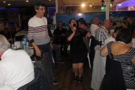 Karşıyaka Sanat Derneği TSM Korosuna Çiğ Köfteli moral gecesi…