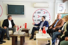 Çiftçioğlu, Türk Kızılay Karşıyaka Şubesi’ni ziyaret etti