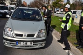 Karşıyaka’da yaya öncelikli trafik uygulaması ilgi gördü
