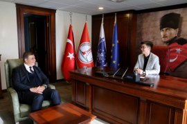 Başkan Tugay makamını çocuklarla paylaştı