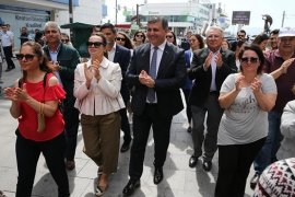 Engelsiz Şenlik kortejinde Karşıyakalılar kolkola girdi...