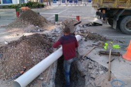 İZSU Karşıyaka İskele önü kanal ve mazgalları tamir ediyor