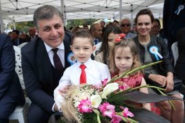 Başkan Tugay makamını çocuklarla paylaştı