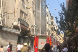 Karşıyaka Çarşı'da yangın...