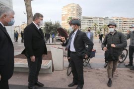 Tunç Soyer Karşıyaka'ya bisikletle geldi