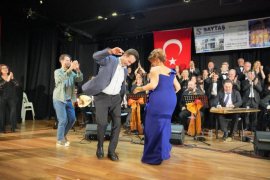 Çiftçioğlu sahneye çıktı, şarkı söyledi, oyun oynadı…