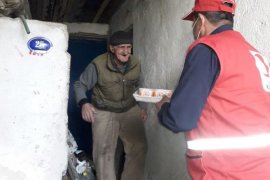 Tek başına yaşayan yaşlılara yemekler Türk Kızılay'dan