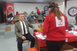 Öğretmen ve veliler kan vererek birbirimize candan bağlıyız dedi