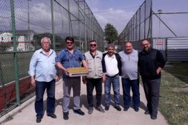 Karşıyakalı Kanarya Severler'den KSK'li futbolculara baklava