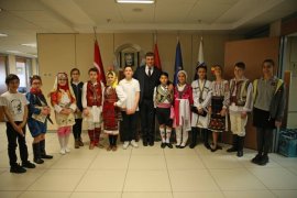 Başkan Tugay makamını çocuklarla paylaştı