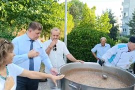 Mahalleli aşurede bir araya geldi