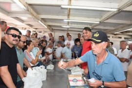 Balıkçı barınağındaki mezatta balıklar kapışılıyor