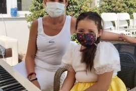 Karşıyaka Sanat Derneği, çocuklara piyano çalmasını öğretiyor...