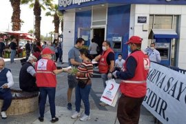 Türk Kızılay Karşıyaka'dan ücretsiz maske...
