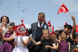 Başkan Tugay makamını çocuklarla paylaştı